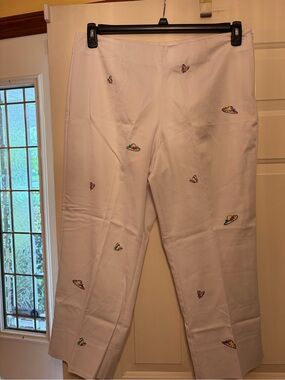 Embroidered Butterfly & Hat Light Pink Capri Pants